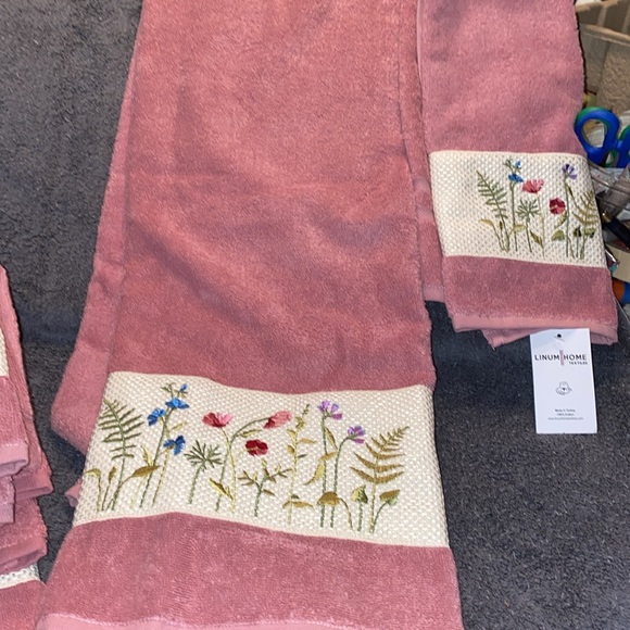 Beautiful NWT Pink Embroidered Flowers Towel Set - Picture 8 of 13